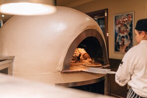 2 restaurants, dinner served