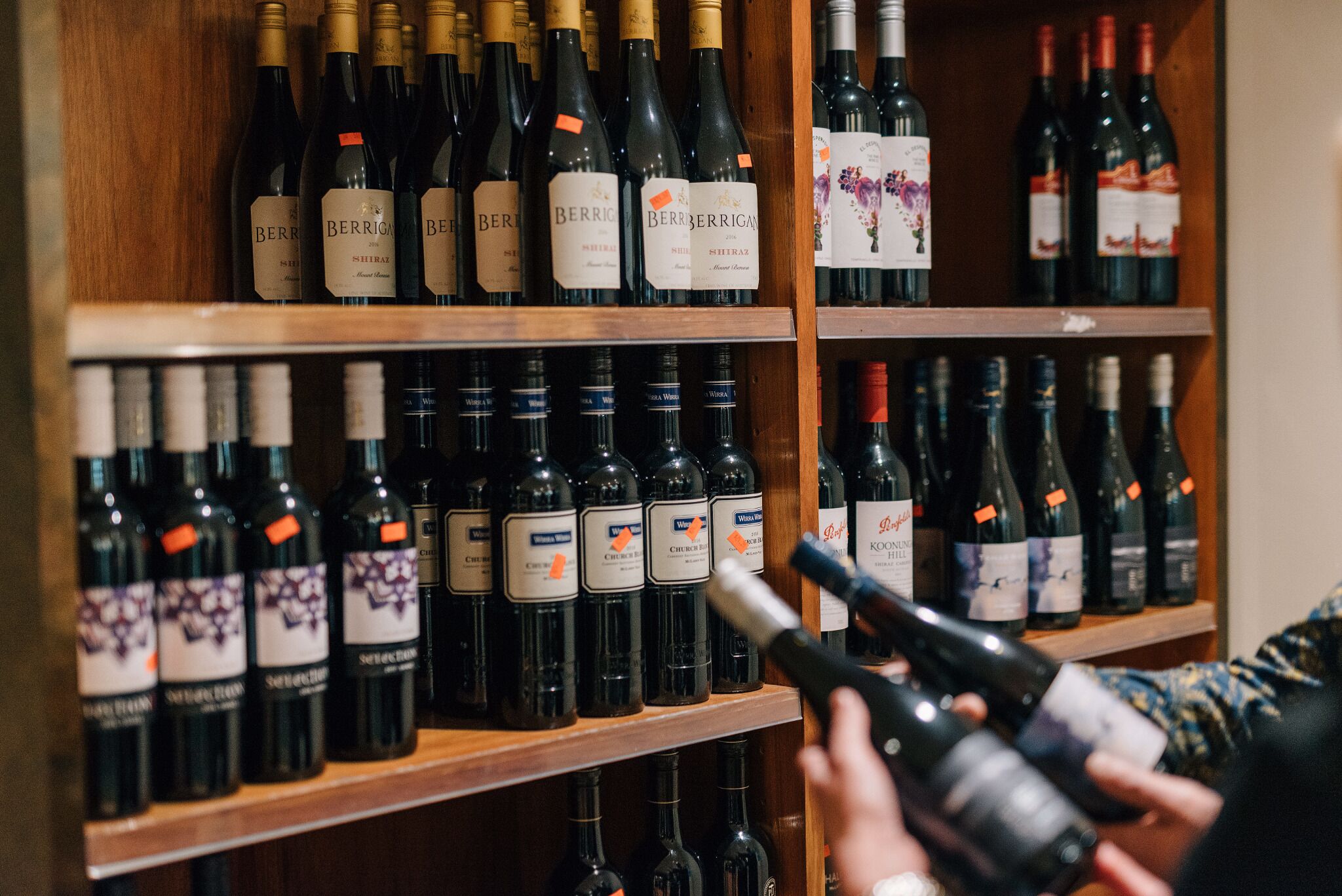 Uma adega com vários vinhos, incluindo marcas como Berric e Koonawarra.