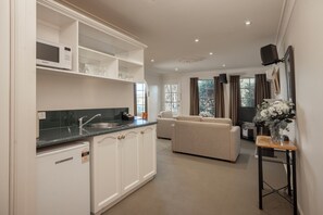 Suite | Private kitchen | Microwave, stovetop, coffee/tea maker, cookware/dishes/utensils