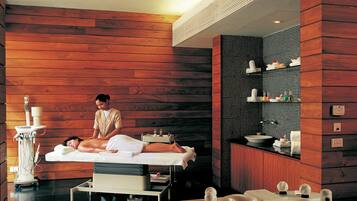Salas de tratamiento para parejas, un sauna, baño turco