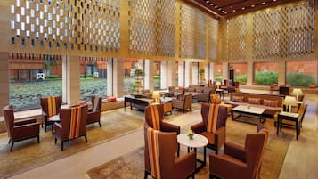 4 restaurantes; se sirve desayuno, almuerzo y cena; cocina internacional