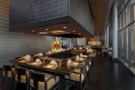 4 restaurantes; se sirve desayuno, almuerzo y cena; cocina internacional