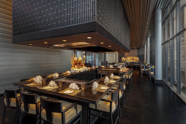 4 restaurants, breakfast, lunch, dinner served; international cuisine