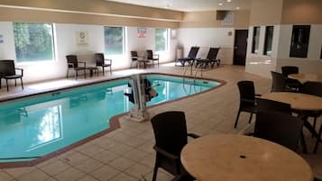 Piscina coperta, con ingresso dalle 07:00 alle 22:00, lettini
