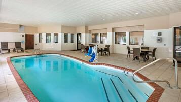 Innenpool, geöffnet von 07:00 Uhr bis 22:00 Uhr, Liegestühle