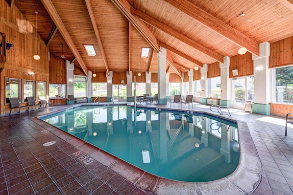 Indoor pool, sun loungers