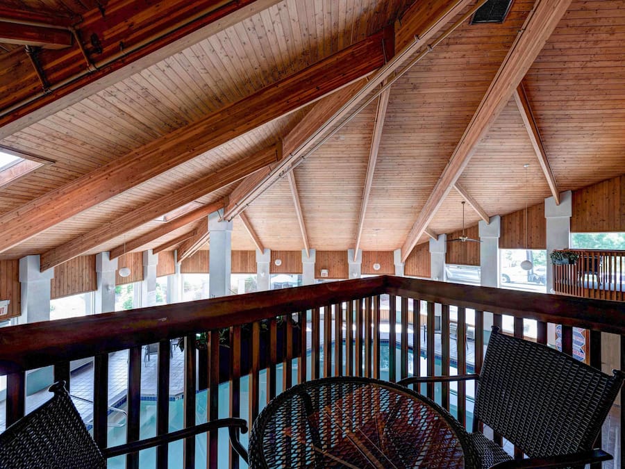 Escritorio y espacio para trabajar con laptop