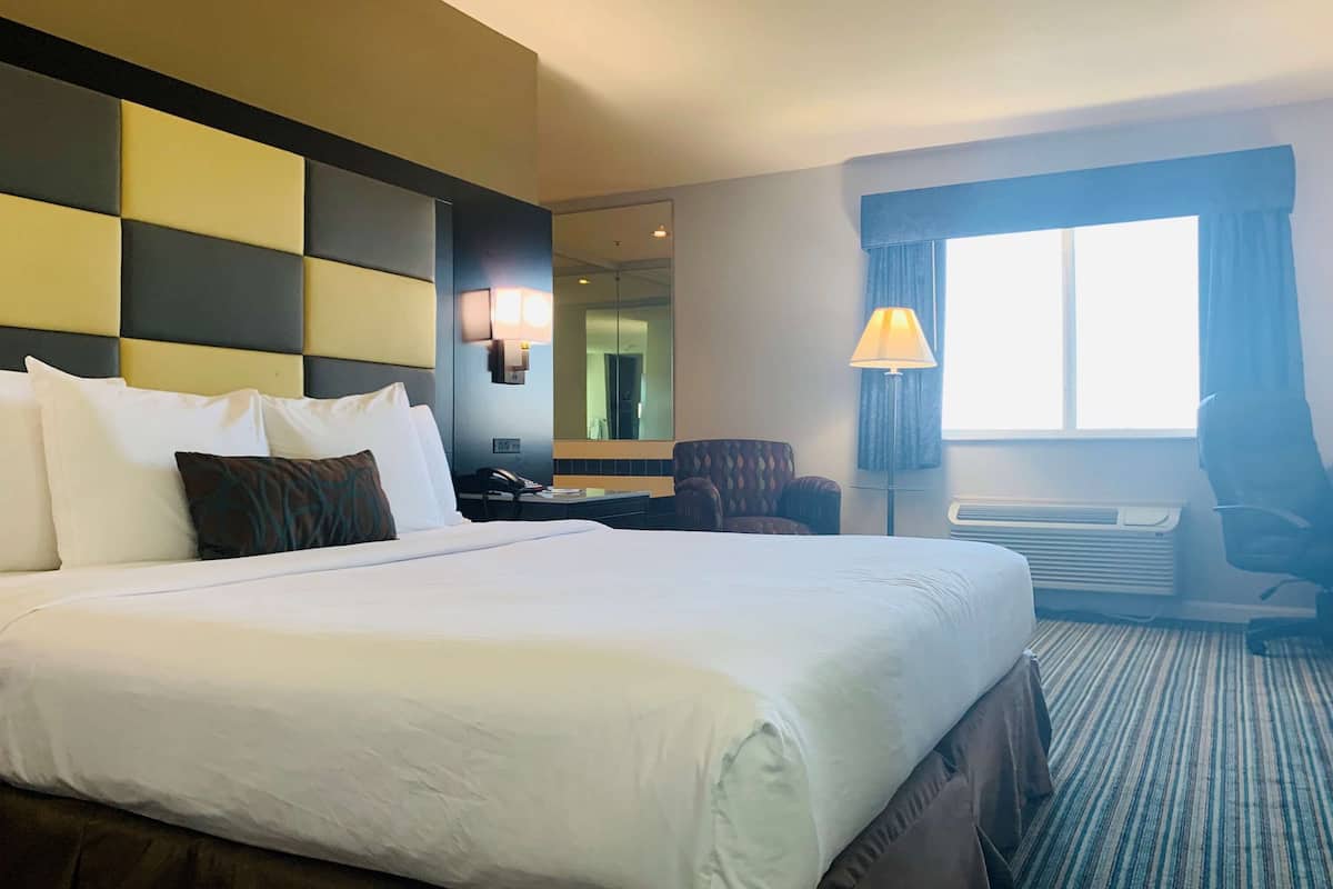 Suite, 1 King Bed, Non Smoking, Jetted Tub | Desk, laptop workspace, iron/ironing board, free cots/infant beds