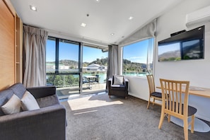 Studiosuite (Riverfront First Floor Mezzanine) | Wohnbereich | 50-Zoll-Smart-TV mit Satellitenempfang, Netflix, Bücher