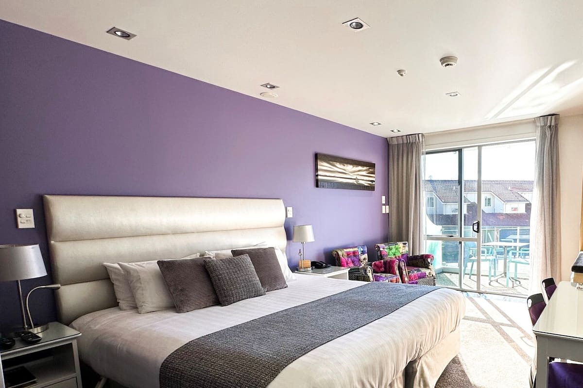 Executive Studio Spa Shower | Premium bedding, pillowtop beds, minibar, desk