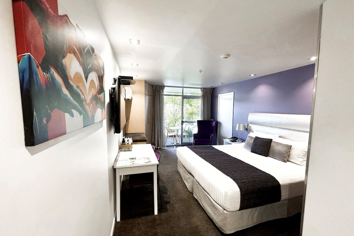 Riverfront Studio Spa Shower