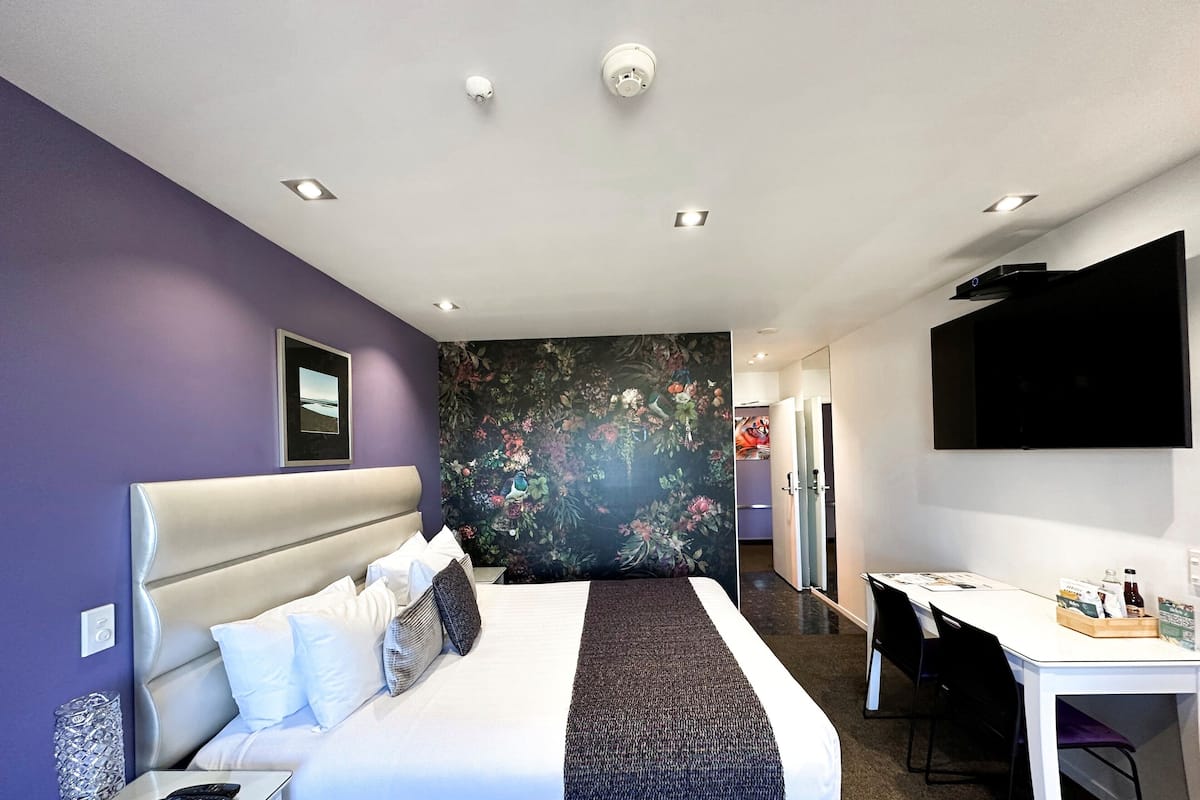 开间 (Riverfront Double Spa) | 高档床上用品、加厚床垫、迷你吧、办公桌