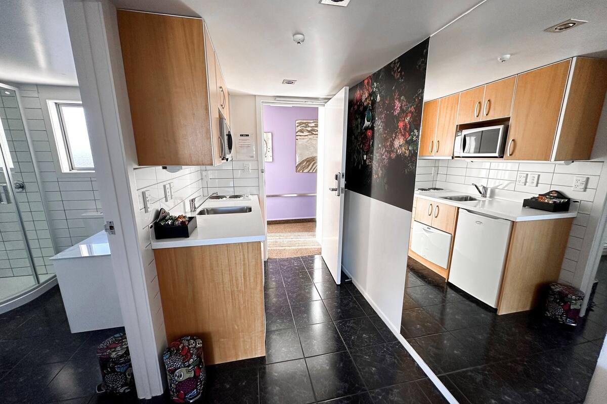 riverfront first floor mezzanine suite | private kitchen