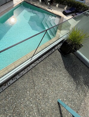 Sengetøy av topp kvalitet, senger med overmadrass, minibar og skrivebord