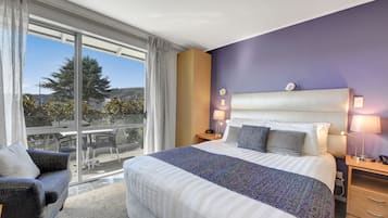 Studio Spa Kitchen | Premium bedding, pillowtop beds, minibar, desk