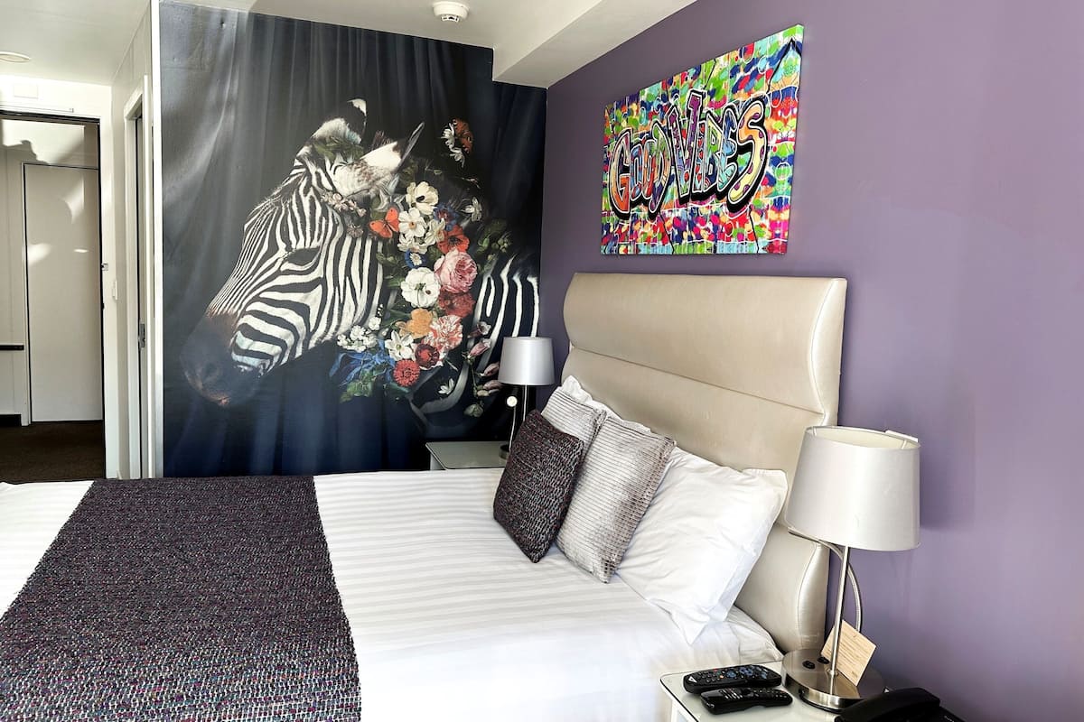 Studio | Premium bedding, pillowtop beds, minibar, desk