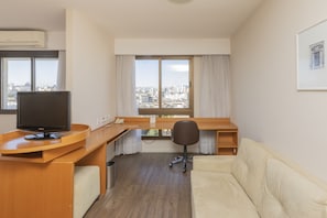 Standaard tweepersoonskamer | Een minibar, een kluis op de kamer, een bureau, verduisterende gordijnen