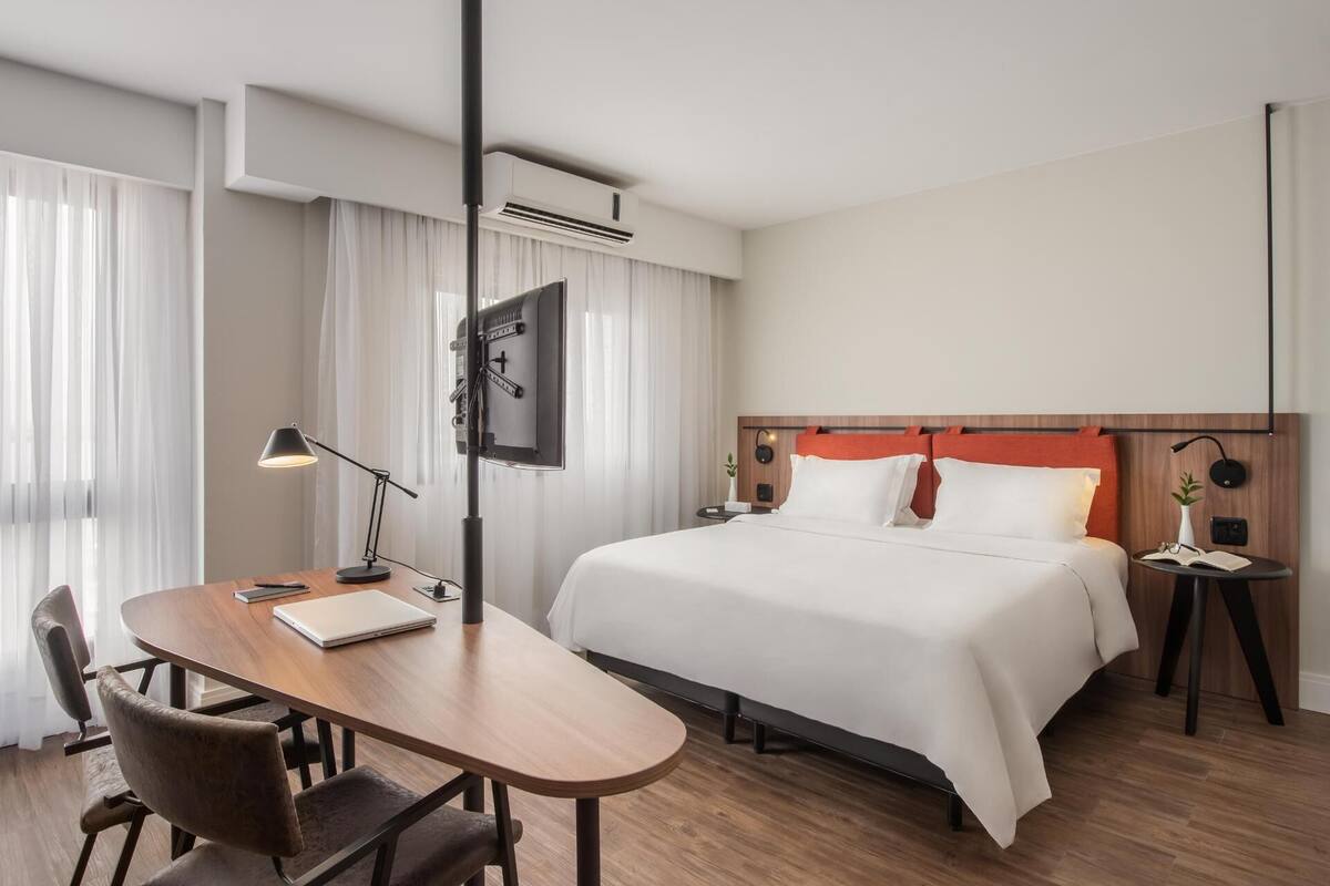Een minibar, een kluis op de kamer, een bureau, een laptopwerkplek