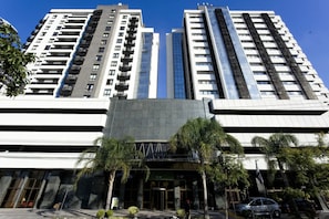 Vista frontal de la propiedad