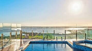 Piscina externa, espreguiçadeiras