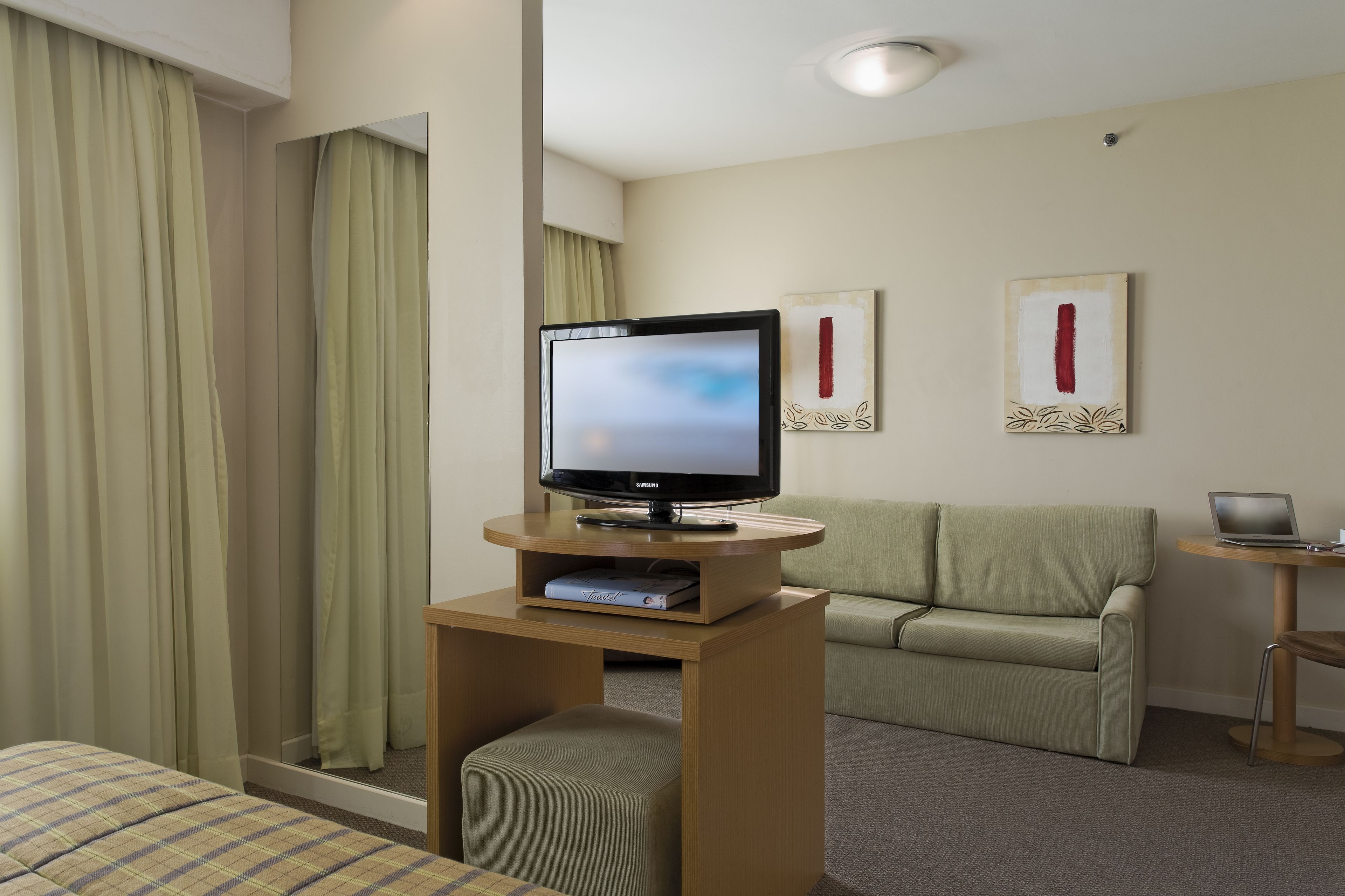 standard twin - 2 camas solteiro e 1 sofá cama | 1 bedroom, minibar, in-room safe, desk