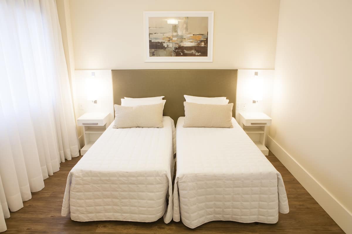 Luxo Superior Twin - 2 Camas Solteiro e 1 Sofá Cama | 1 bedroom, minibar, in-room safe, desk