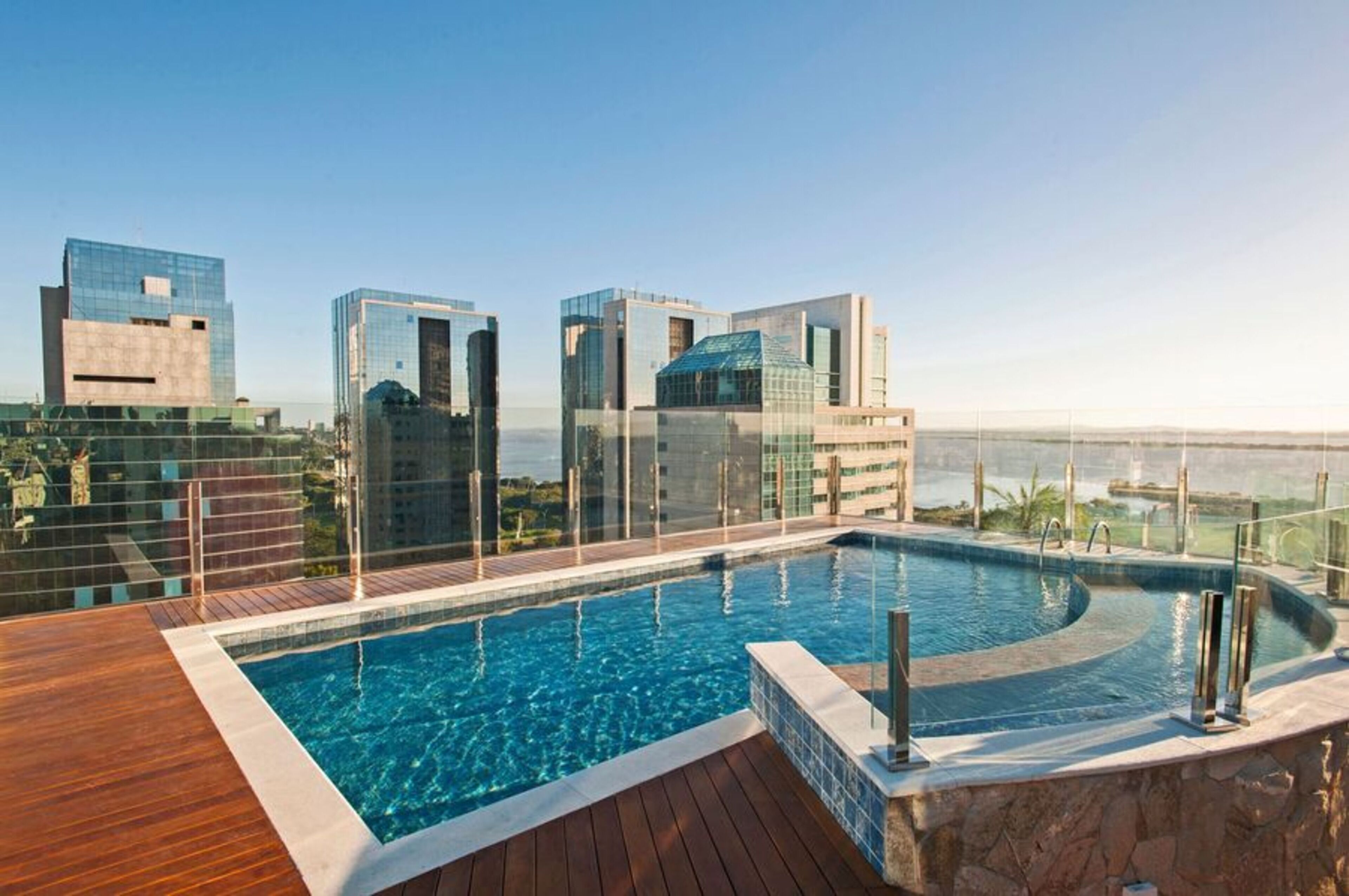 Piscina externa, espreguiçadeiras