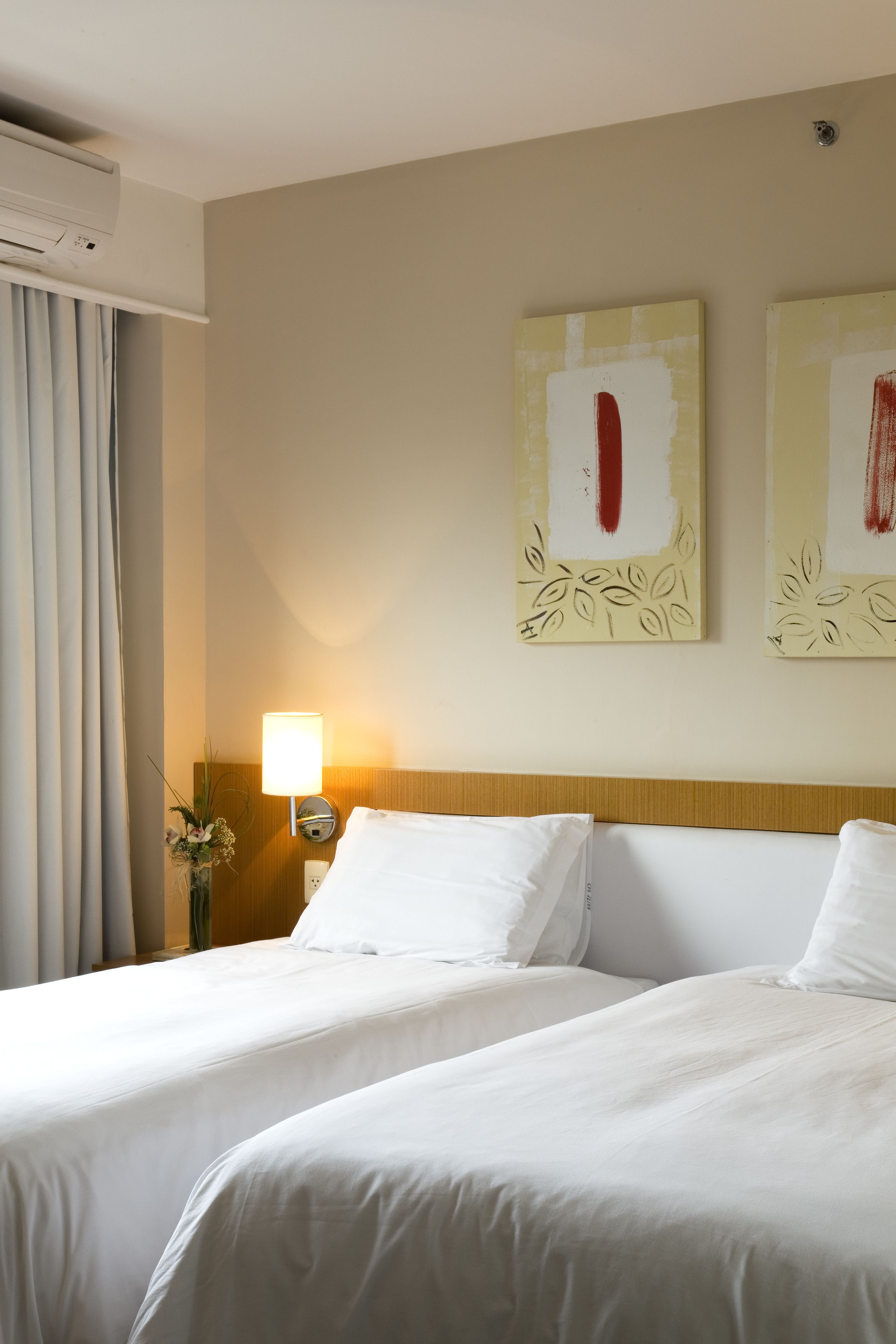 standard twin - 2 camas solteiro e 1 sofá cama | 1 bedroom, minibar, in-room safe, desk