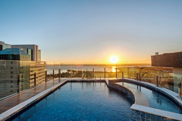 Kolam renang terbuka, kerusi lepak pantai