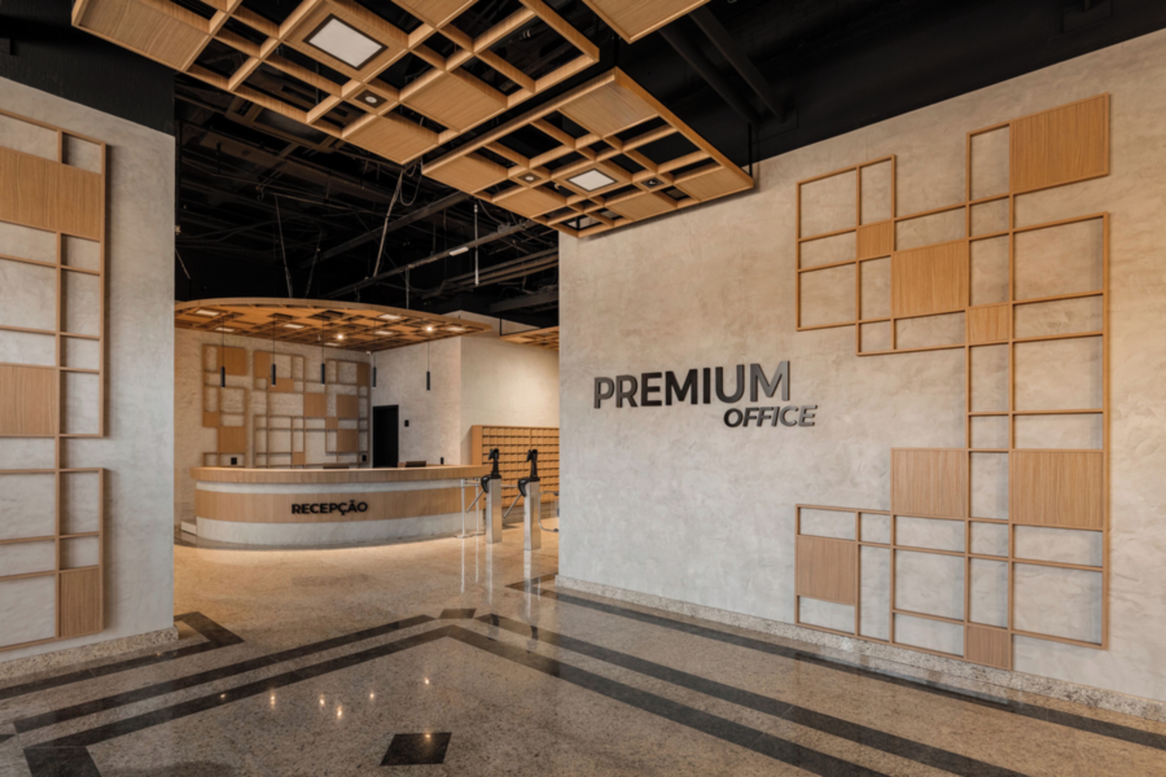 Un área de recepción moderna con un letrero que dice 'Premium Office', paneles de madera y un mostrador de recepción.