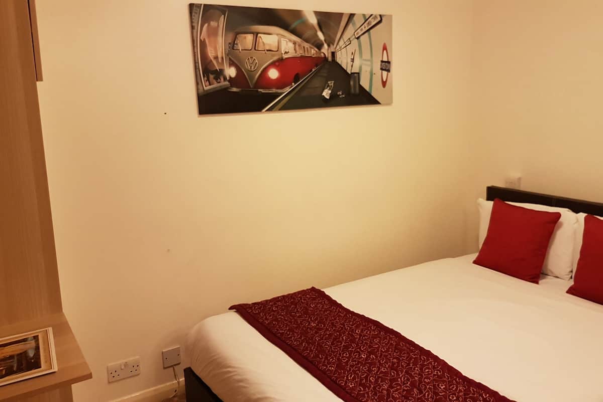 Iron/ironing board, free WiFi, bed sheets