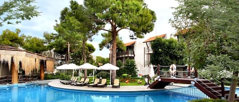 Una piscina techada, una piscina al aire libre de temporada