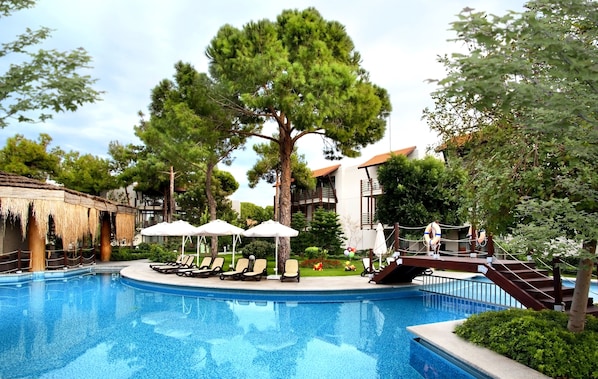 Piscine couverte, 2 piscines extérieures, chaises longues