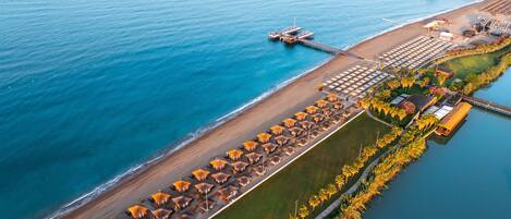 Plage, cabines (en supplément), chaises longues, parasols