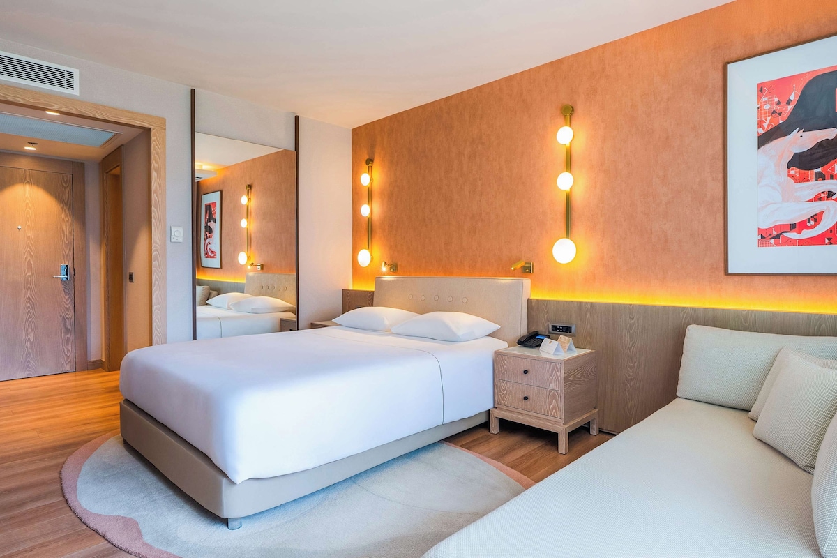 Standard Room, Garden Area | Minibar, in-room safe, desk, soundproofing