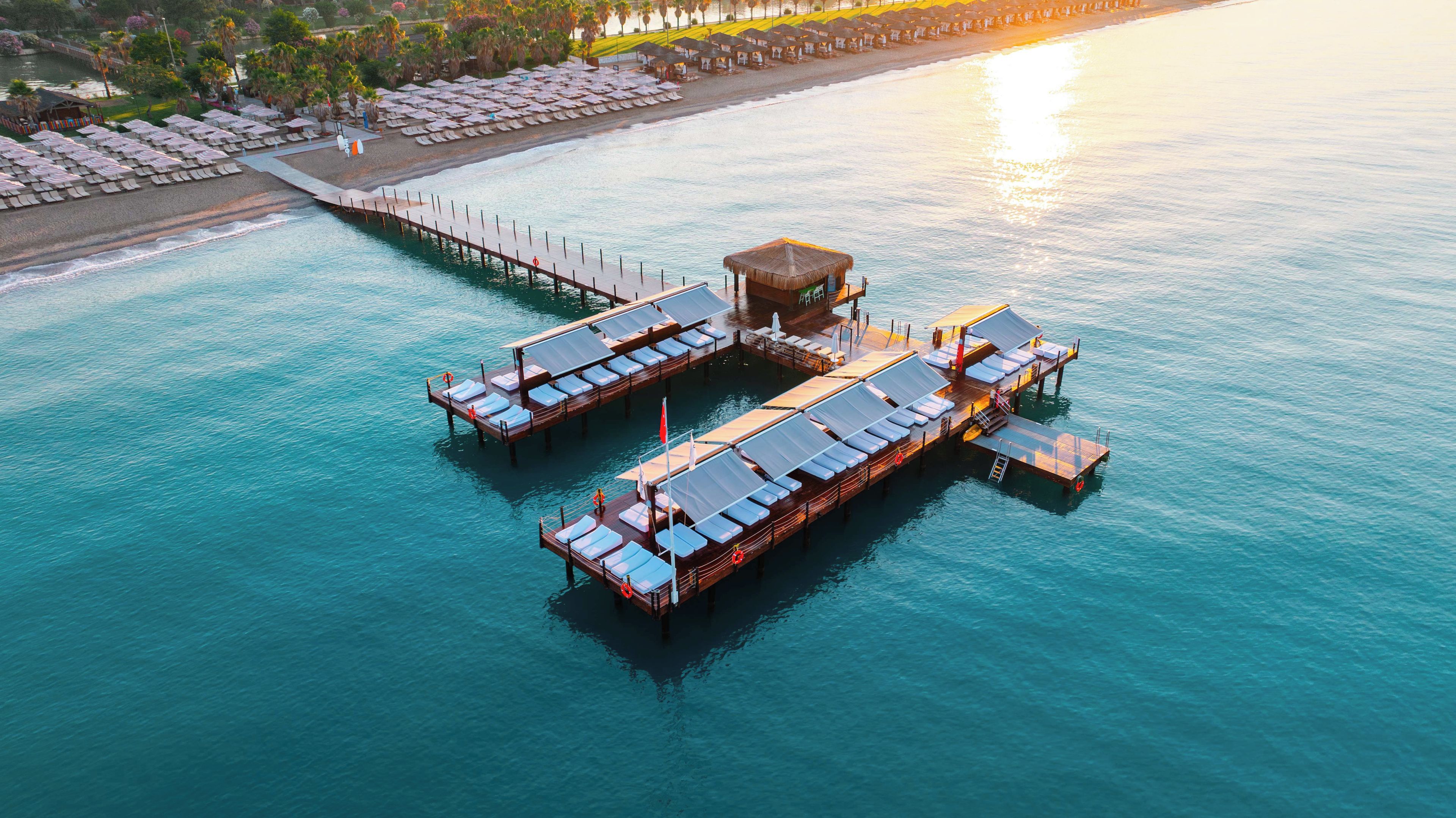 Un hôtel flottant doté de plusieurs ponts et de chaises longues.