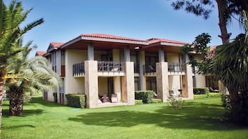 Villa, 2 chambres, 2 salles de bains, cÎté jardin | Vue de la chambre