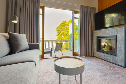 Premium Harbour View Room | Living room