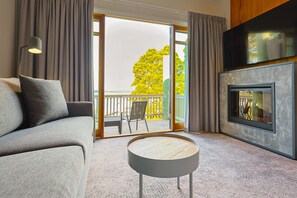 Habitación Premium, 1 cama de matrimonio grande | Sala de estar | Una televisión