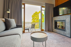 Premium Harbour View Room | Living room | TV