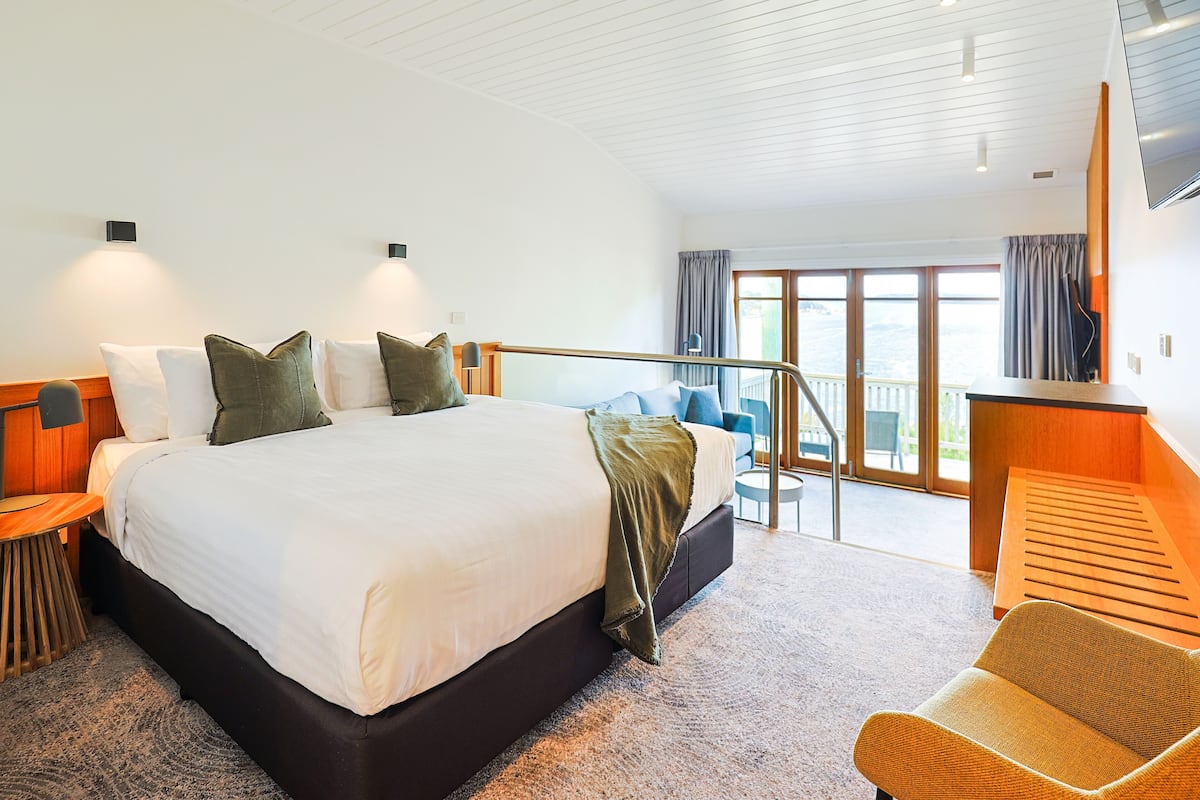 premium harbour view room | 1 bedroom, premium bedding, desk, laptop workspace