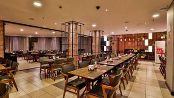 Café da manhã com buffet grátis todos os dias