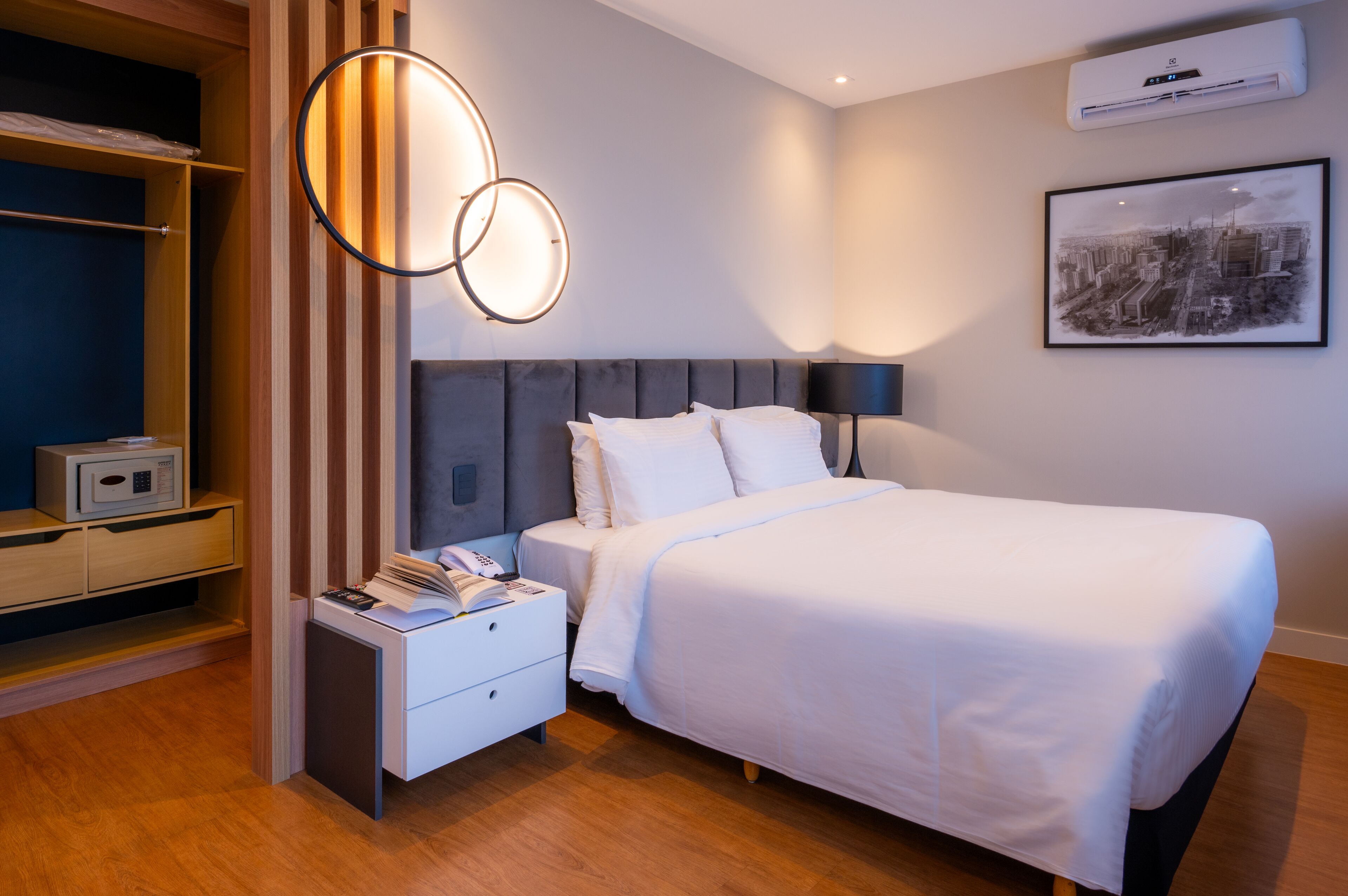 executive double room, 1 queen bed | minibar, in-room safe, desk, blackout curtains