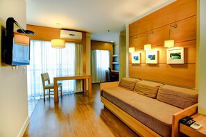 Suíte família | Área de estar | TV 22 polegadas com canais a cabo