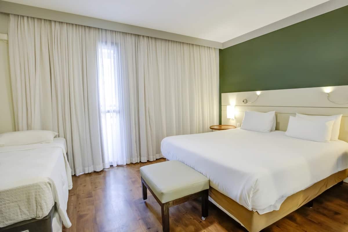 Minibar, caja de seguridad en la habitación y cortinas blackout