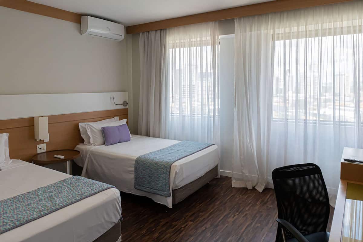 Superior Twin Room | Minibar, in-room safe, blackout drapes, soundproofing