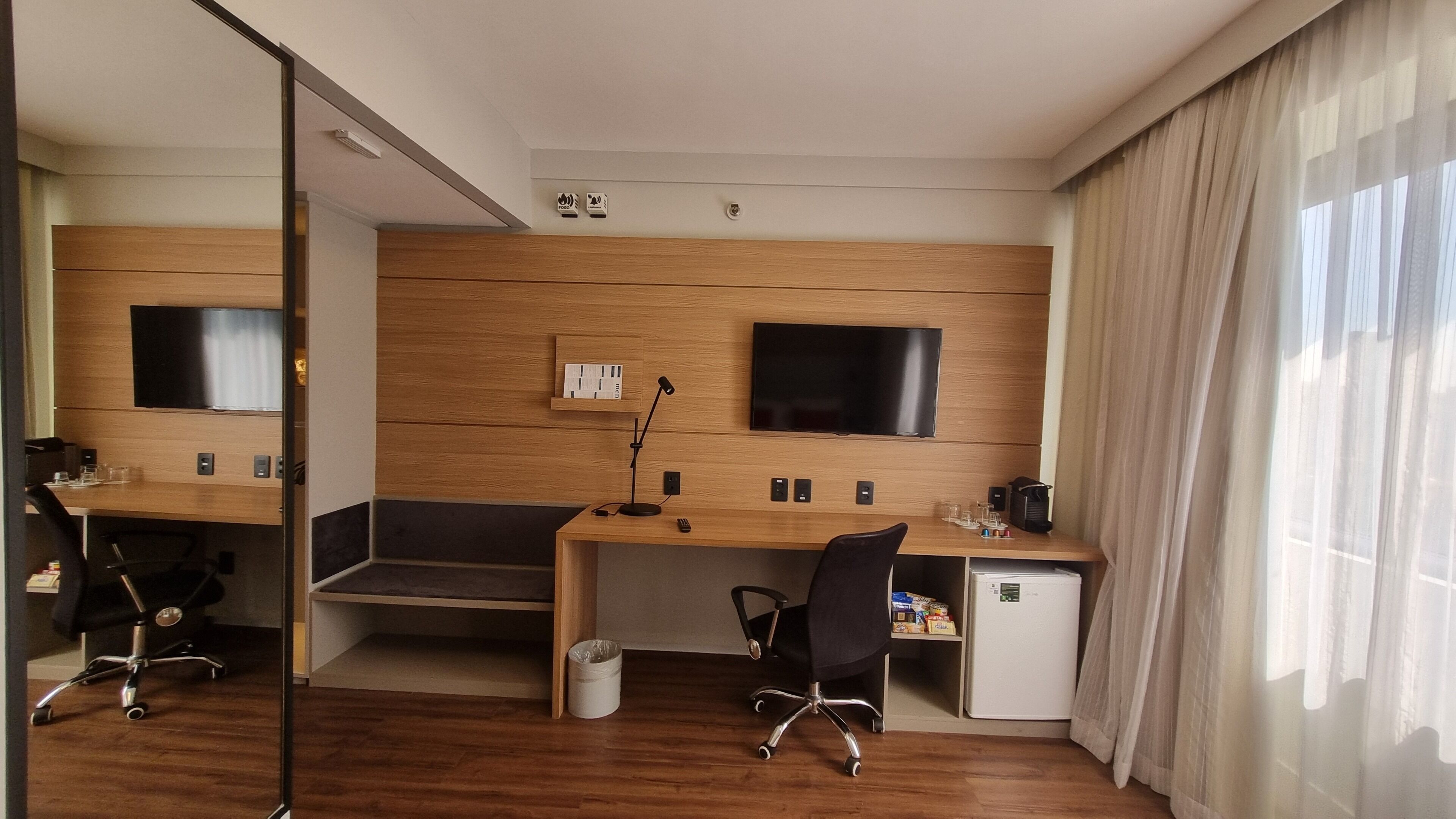 deluxe double room, 1 queen bed, accessible | 1 bedroom, minibar, in-room safe, blackout curtains