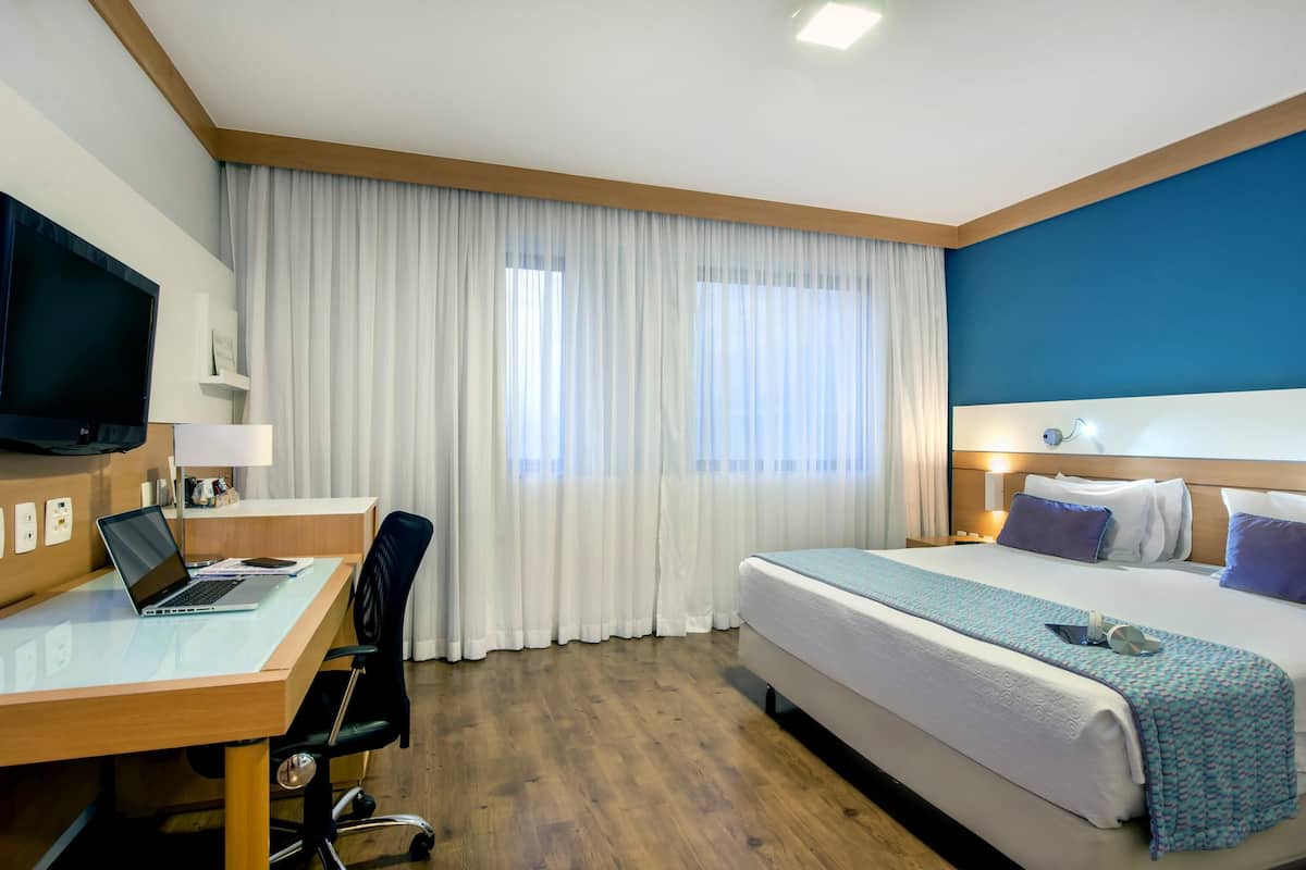 Minibar, brankas, tirai kedap cahaya, dan kedap suara