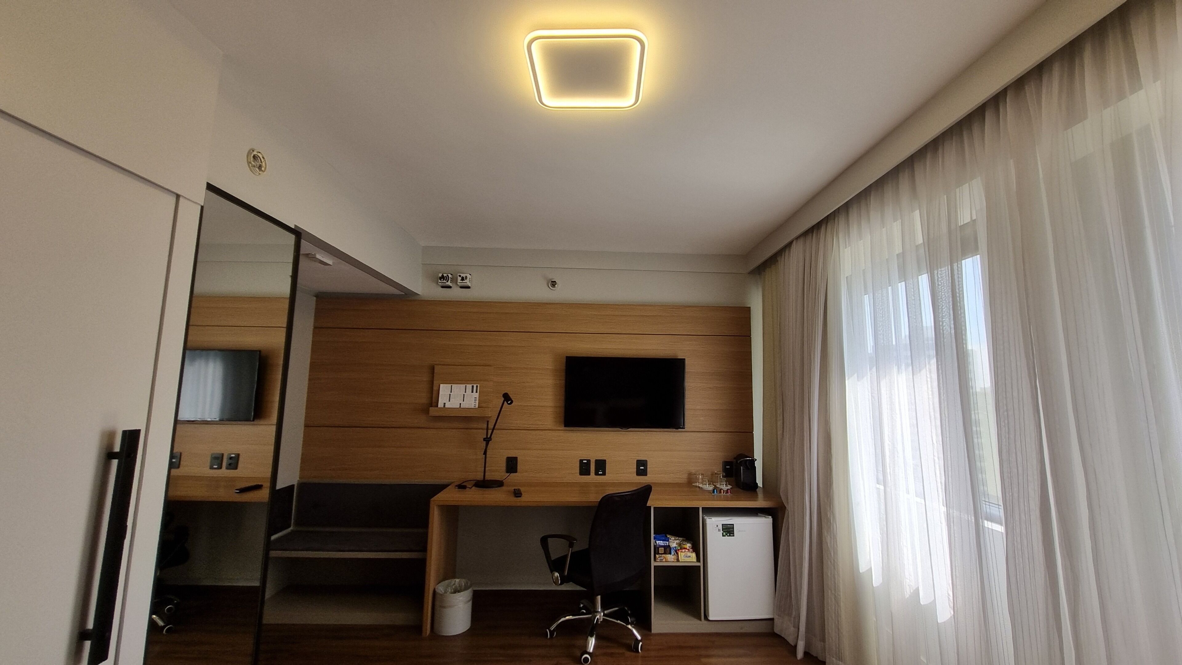 deluxe double room, 1 queen bed, accessible | 1 bedroom, minibar, in-room safe, blackout curtains