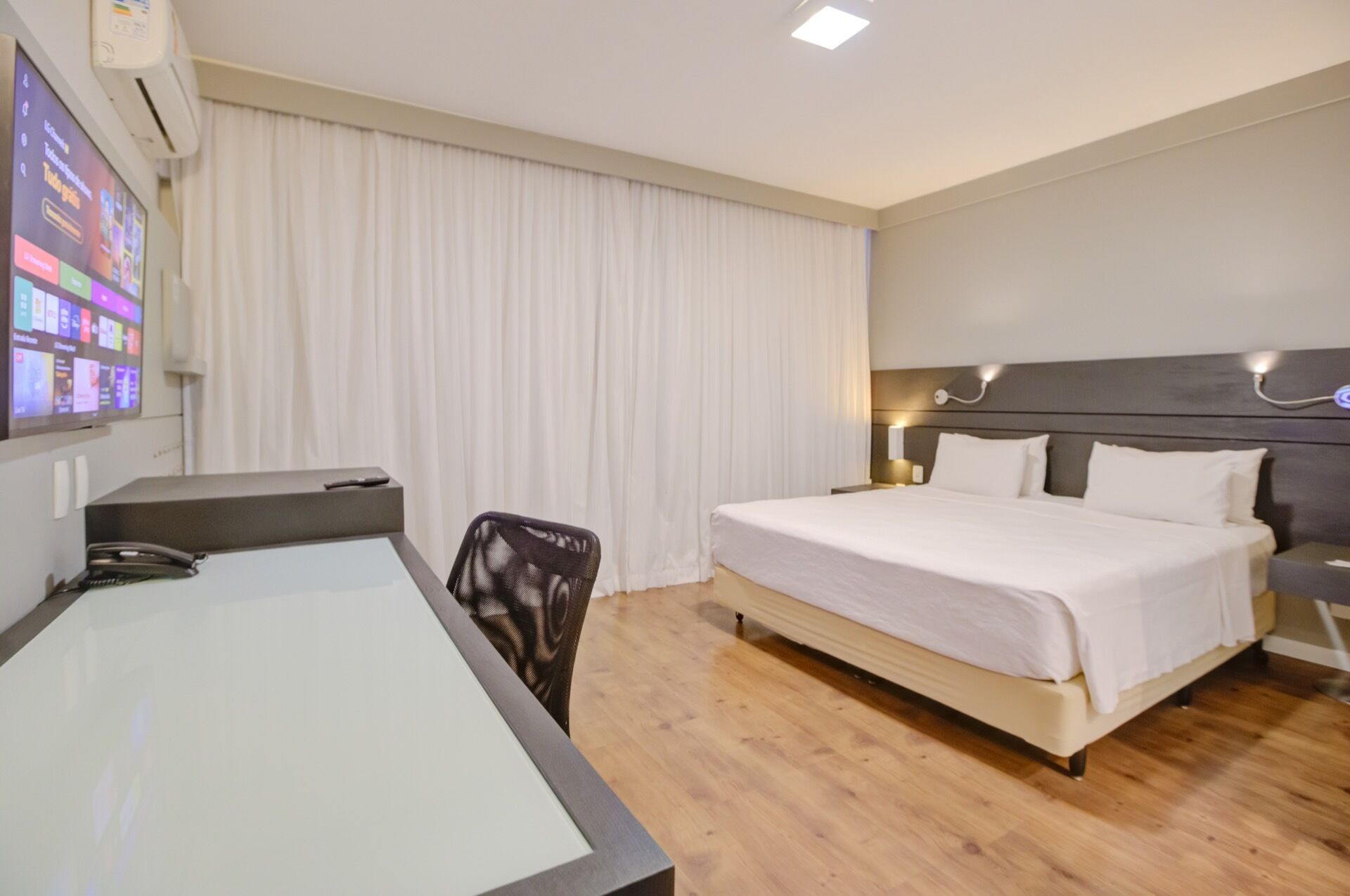 Executive Double Room | Minibar, in-room safe, blackout drapes, soundproofing